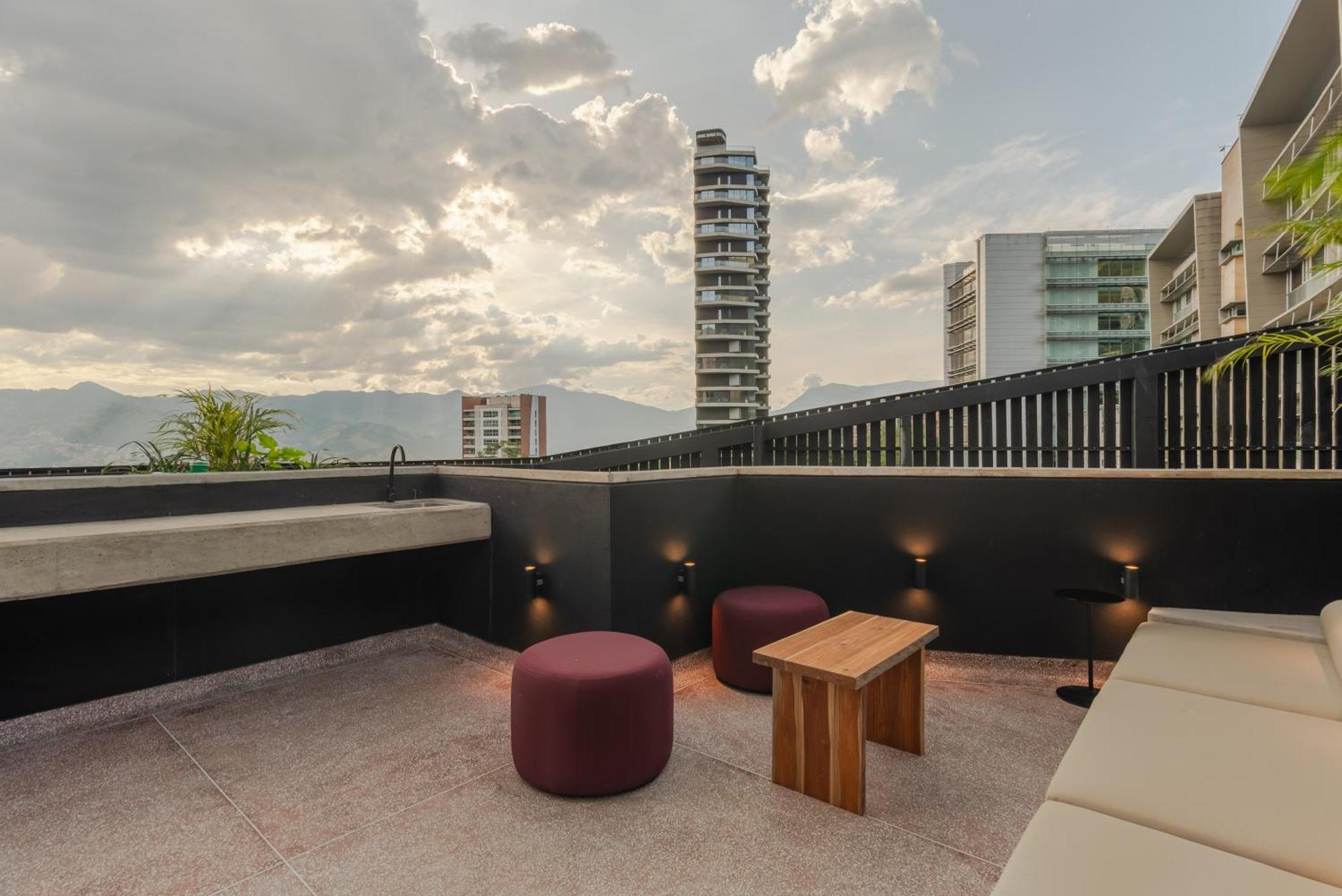 Apartment Patito Feo - Poblado Medellín Eksteriør bilde